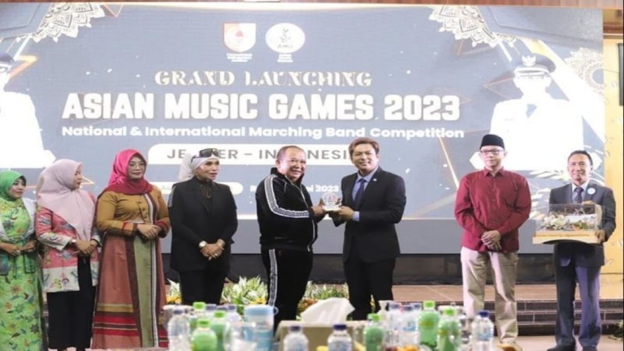 President Asian Marching Band Confederation (AMBC) Thailand Mr. Kosin Suebprasitwong memberikan cinderamata kepada Bupati Jember Hendy Siswanto dalam peluncuran Asian Music Games di aula PB Sudirman Jember, Rabu malam (3/5/2023). ANTARA/HO-Diskominfo Jember