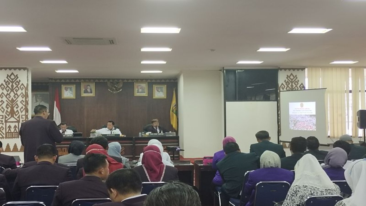 Para dokter dan tenaga kesehatan yang tengah berdiskusi bersama Gubernur Lampung dan jajaran dalam rangka menyuarakan aspiranya atas RUU Kesehatan. Bandarlampung, Kamis (11/5/2023). ANTARA/Ruth Intan Sozometa Kanafi.