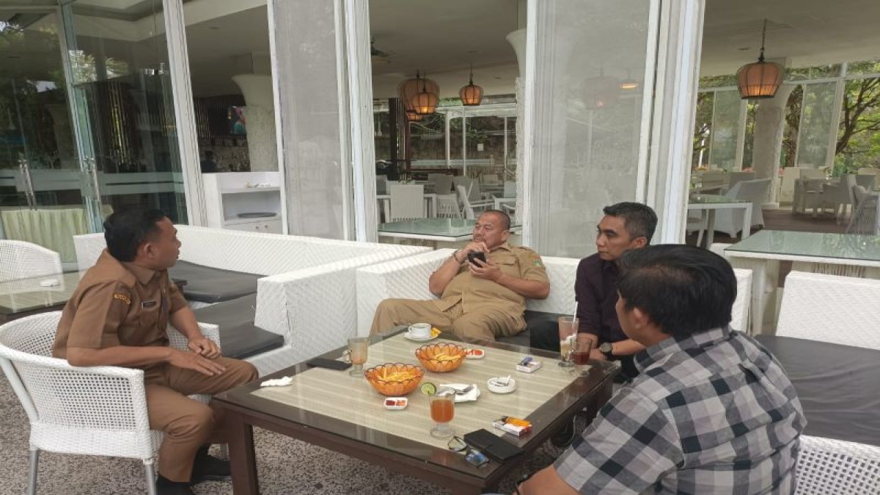 Kadispora Sumut Baharuddin Siagian saat bertemu Wakil Bupati karo Theopilus Ginting. ANTARA/HO-Pemkab Karo