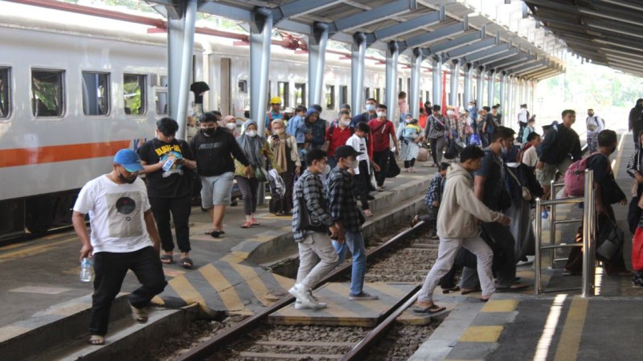 Foto dok. Pemudik yang turun dari kereta di Stasiun Jember pada puncak arus balik Lebaran 2023 pada 25 April 2023. (ANTARA/HO-Humas KAI Daop 9 Jember)