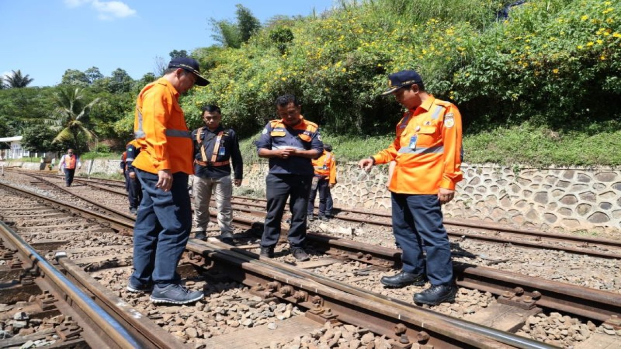 Petugas KAI mengecek jalur rel kereta jelang pemberlakuan Gapeka 2023. (ANTARA/HO-Humas Daop 2)