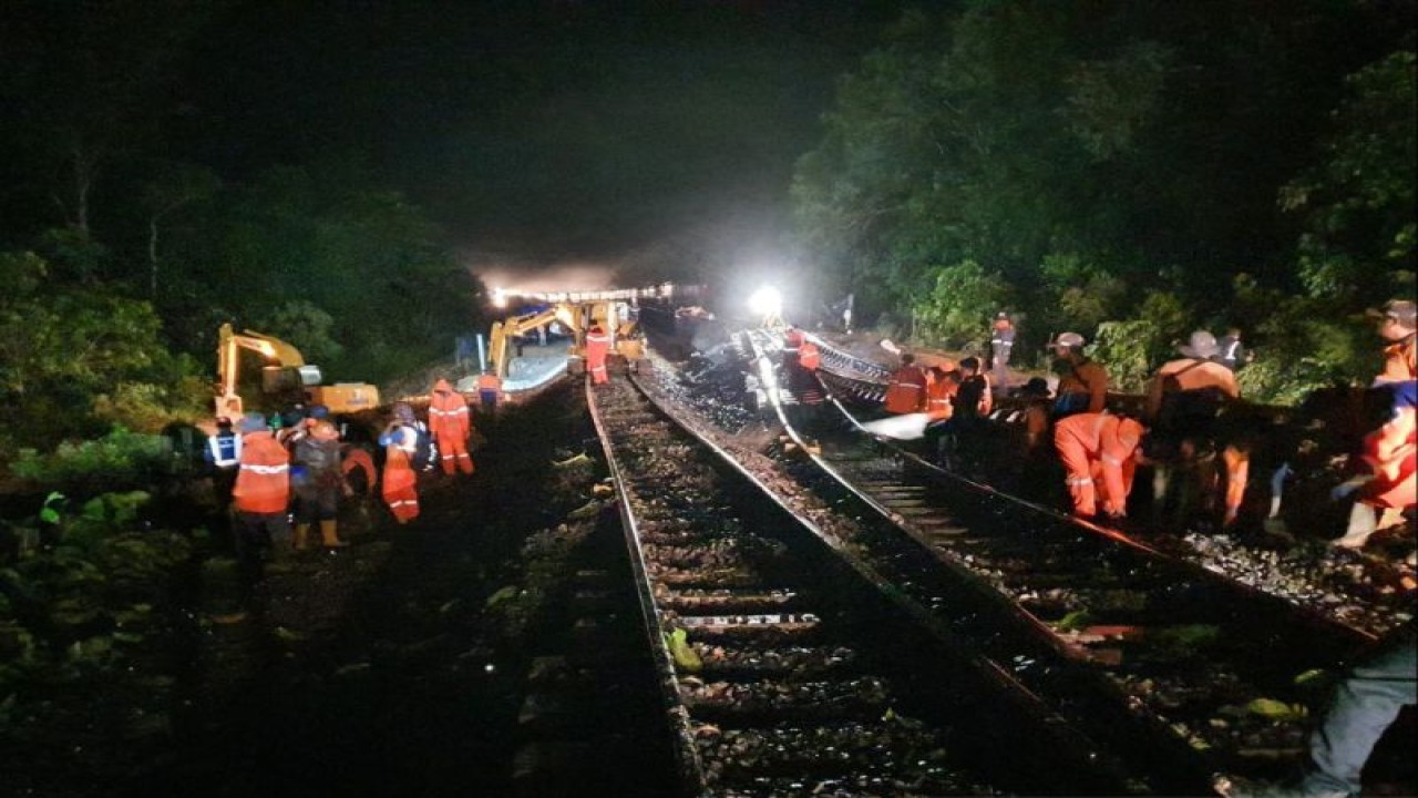 Petugas PT KAI masih melakukan upaya normalisasi perjalanan kereta api akibat jalur amblas, Rabu (3/5/2023). ANTARA/Edo Purmana/23