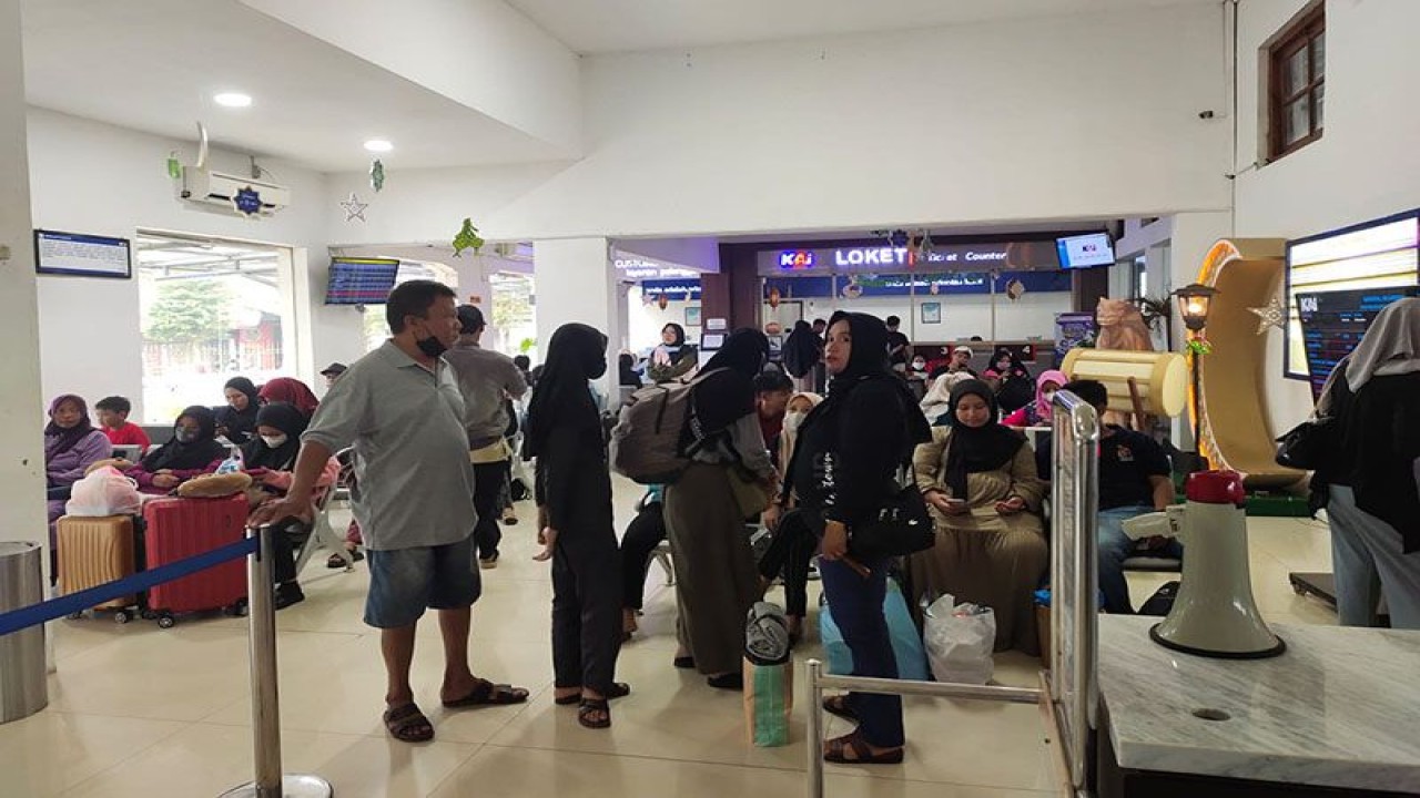 Ilustrasi - Suasana arus balik pada H+2 Lebaran atau Selasa (25/4/2023) di Stasiun Kroya, Kabupaten Cilacap, Jawa Tengah, yang berada di percabangan lintas Kutoarjo-Purwokerto dan Kutoarjo-Kiaracondong. ANTARA/HO-KAI Purwokerto