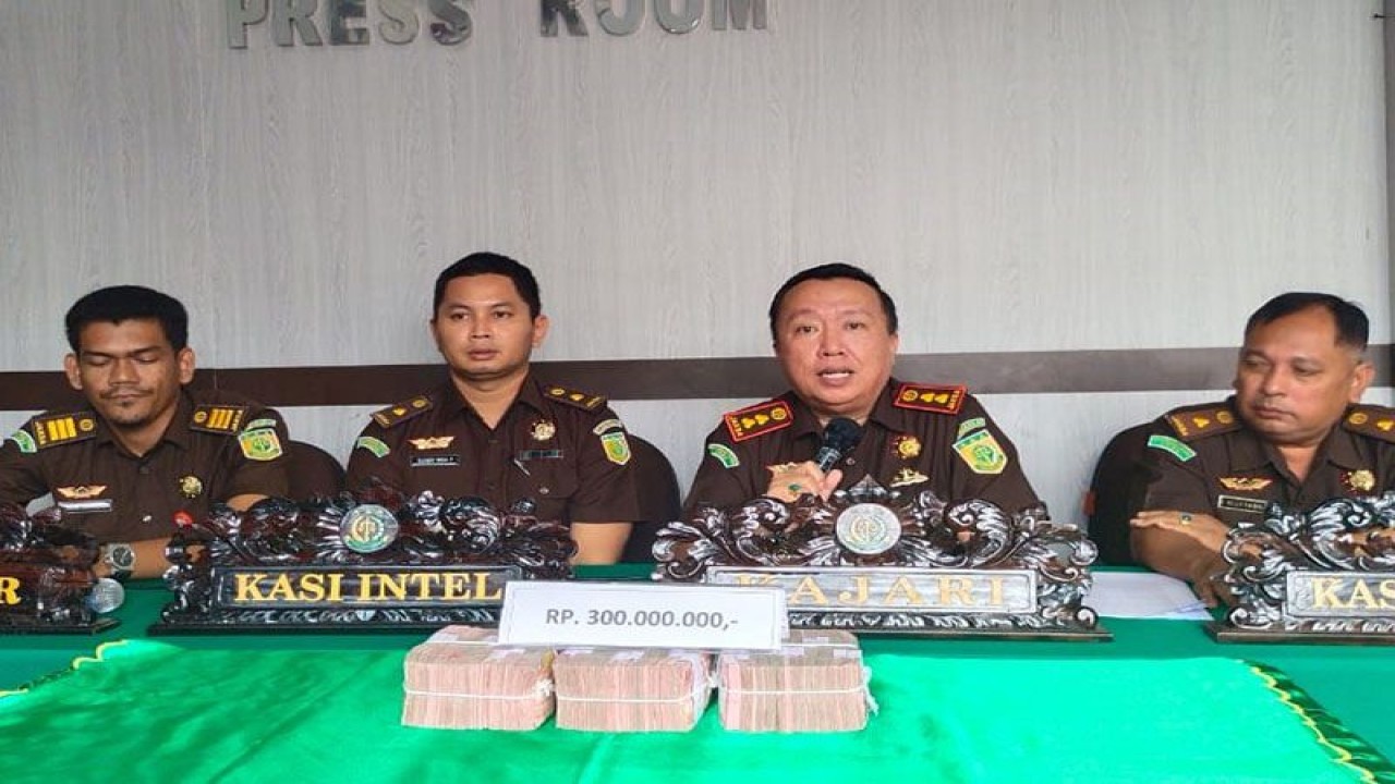 Kajari Simeulue Yuriswandi memaparkan pembayaran uang pengganti kerugian negara Rp300 juta dalam perkara korupsi pemeliharaan jalan dan jembatan di Simeulue. ANTARA/Ade Irwansah