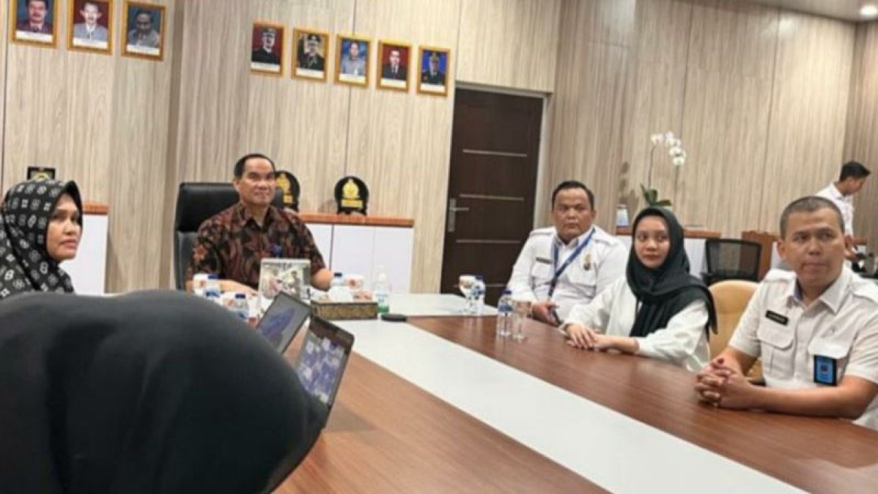Kakanwil Kemenkumham Sumsel Ilham Djaya bersama jajaran mengikuti acara dari kantor pusat secara daring. (ANTARA/Yudi Abdullah/23)