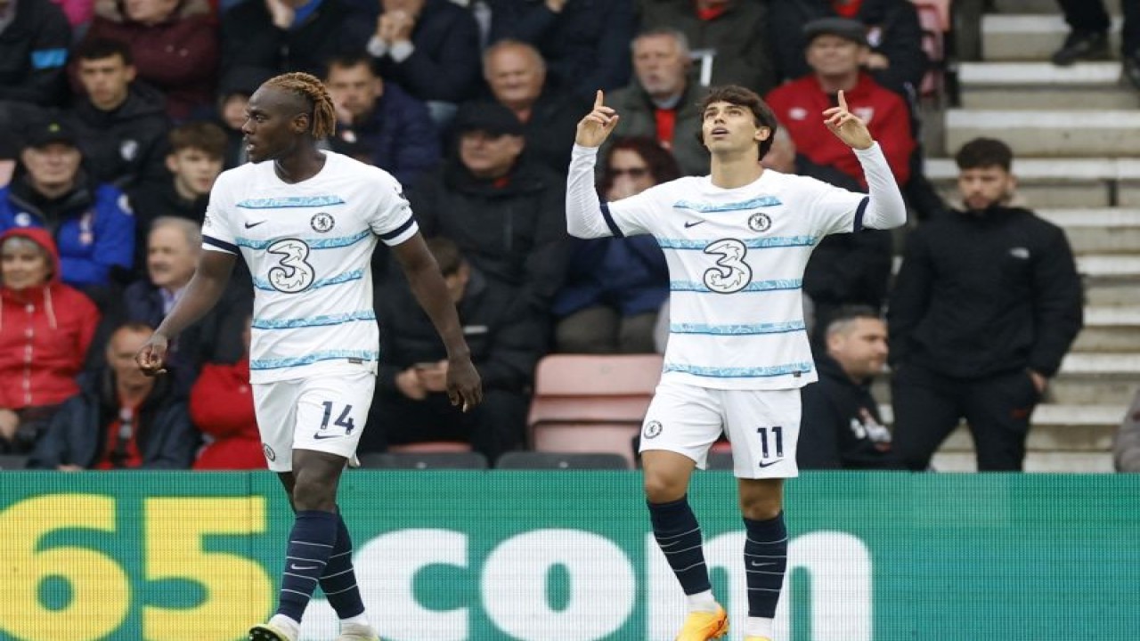 Selebrasi Joao Felix (kanan) setelah mencetak gol ketiga Chelsea dalam pertandingan Liga Premier Inggris lawan Bournemouth di Vitality Stadium pada 6 Mei 2023. ANTARA/Reuters/PETER CZIBORRA