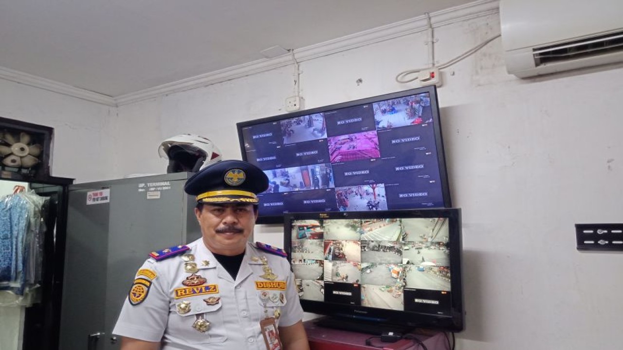 Kepala Terminal Kalideres, Revi Zulkarnaen di Jakarta, Selasa (2/5/2023). ANTARA/Risky Syukur