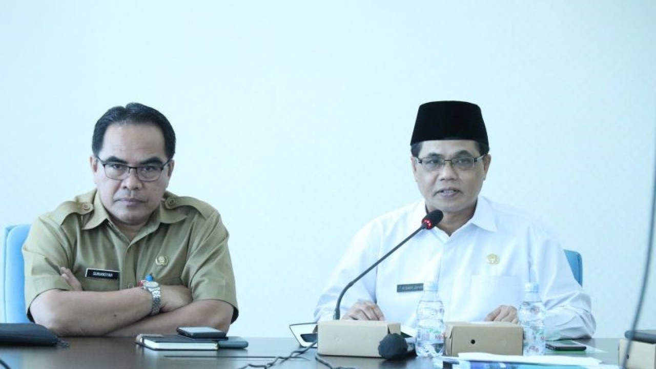 Kepala Kantor Wilayah Kementerian Agama Provinsi Kalimantan Utara Saifi (kanan) bersama Sekretaris Daerah Provinsi Kalimantan Utara Suriansyah selaku Ketua Panitia Penyelenggara Ibadah Haji (PPIH). (ANTARA/Muh. Arfan)