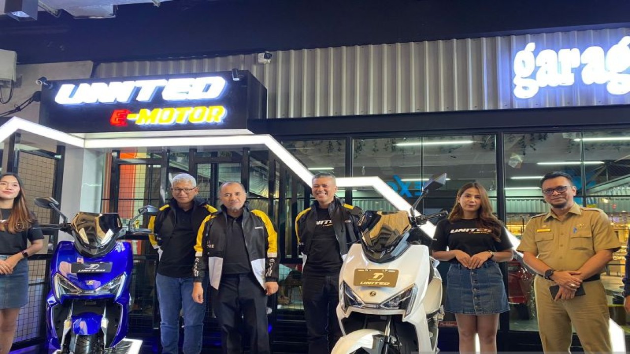 Peluncuran motor listrik oleh Kalla Kars sebagai dealer resmi dari empat tipe produksi E-United, di Makassar, Sulsel, Selasa (30/5/2023). ANTARA Foto/Nur Suhra Wardyah