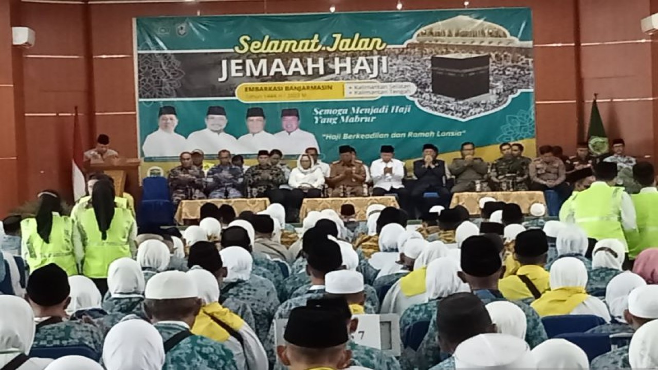 Gubernur Kalsel H Sahbirin Noor saat menghadiri pelepasan keberangkatan jamaah calon haji Kloter 1 Embarkasi Banjarmasin di Asrama Haji Kota Banjarbaru, Senin. (ANTARA/Sukarli)