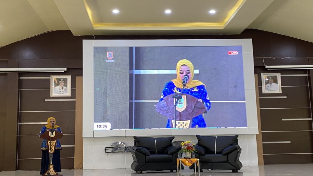 Kepala Dinas Perpustakaan dan Kearsipan (Dispersip) Provinsi Kalimantan Selatan Hj Nurliana Dardie saat memberikan sambutan pada acara Meet and Greet Bersama Ary Nilandari pada peringatan Hari Buku Nasional dan Hari Ulang Tahun Perpusatakan Nasional (Perpusnas) Republik Indonesia (RI) yang ke-43 di Banjarmasin, Kalimantan Selatan, Rabu (17/5/2023). (ANTARA/Tumpal Andani Aritonang)