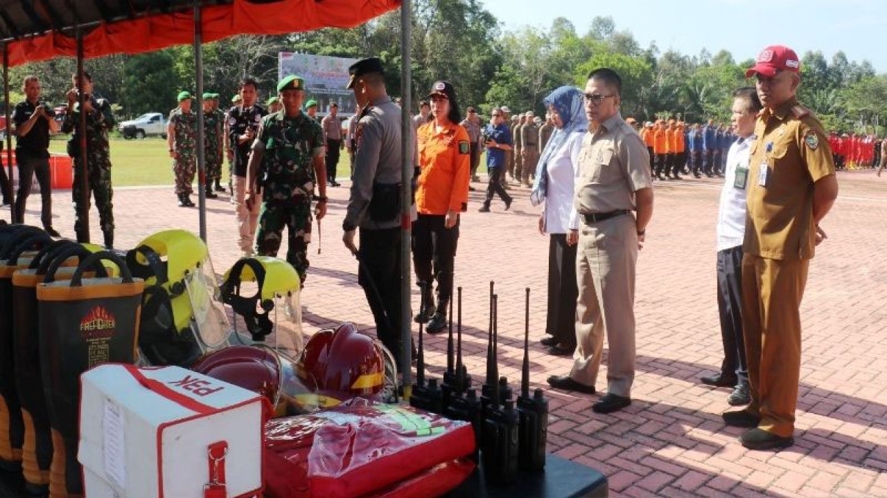 Sekretaris Daerah Kabupaten Pulang Pisau Tony Harisinta bersama anggota Forkopimda meninjau sarana dan prasarana yang disiapkan untuk menghadapi kebakaran hutan dan lahan di Kabupaten Pulang Pisau, Provinsi Kalimantan Tengah. (ANTARA/Adi Waskito)