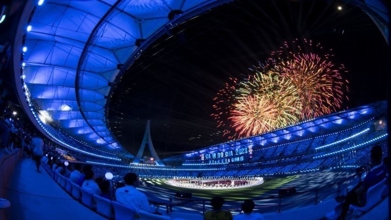 Suasana pesta kembang api saat upacara Pembukaan SEA Games 2023 di Stadion Morodok Techno National Stadium, Phnom Penh, Kamboja, Jumat (5/5/2023). SEA Games ke - 32 tersebut berlangsung 5 -17 Mei 2023. (ANTARA FOTO/M Agung Rajasa/hp.)
