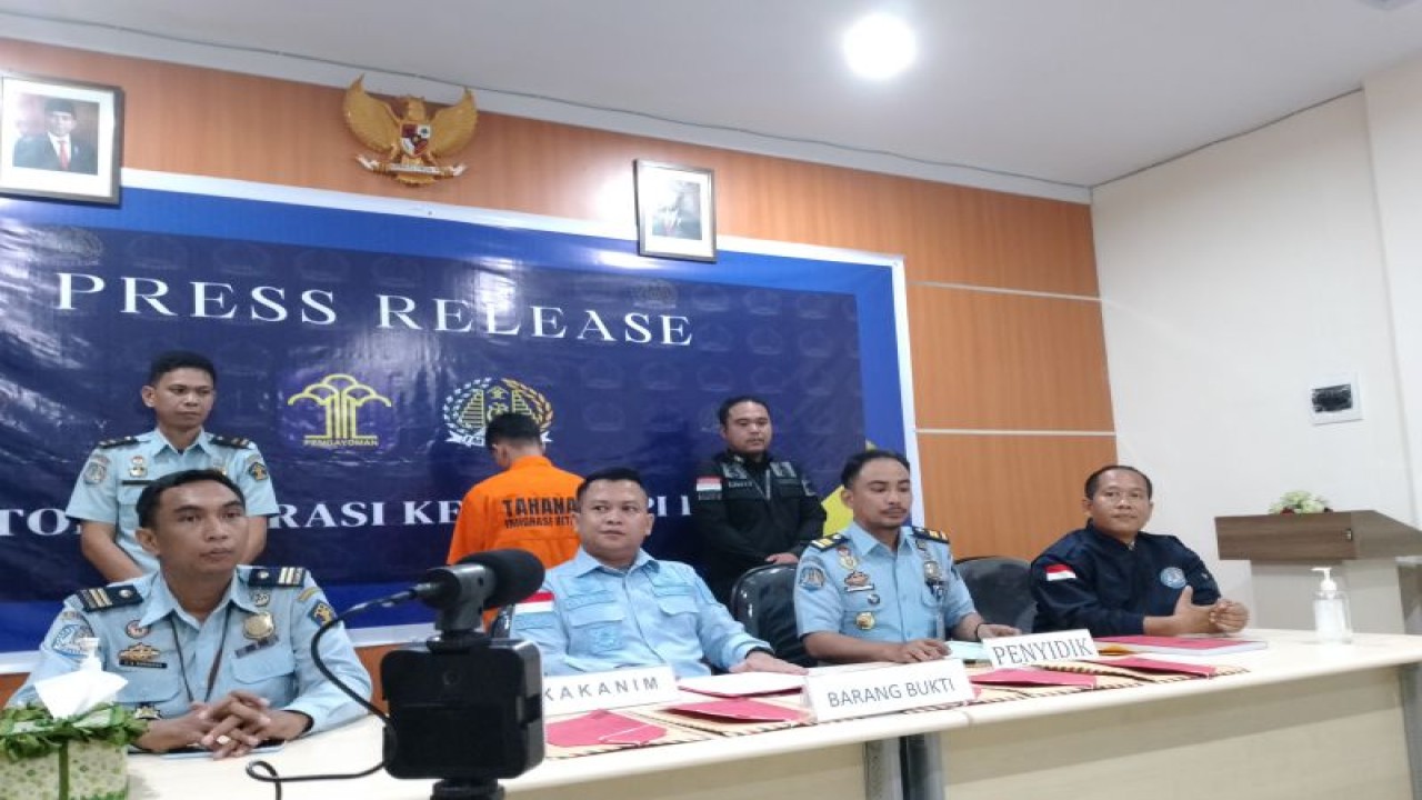 Dari kiri ke kanan, Kepala Seksi Teknologi Informasi dan Komunikasi Keimigrasian Suci Gustiannur Ramadhan Kepala Kanim Kelas II TPI Bitung, Sulawesi Utara, Ryang Yang Satiawan, Kepala Sub Seksi Penindakan Keimigrasian Faisal dan Kepala Sub Seksi Intelijen Keimigrasian Judi Susilo saat memberikan keterangan di Bitung, Senin (29/5/2023). FOTO ANTARA/HO-Jorie Darondo