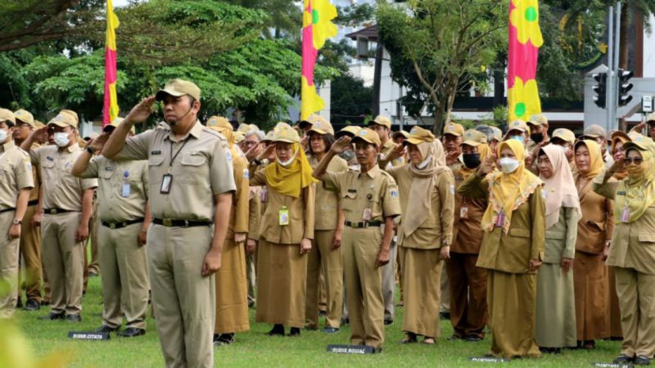 Jajaran pegawai Kantor Wali Kota Jakarta Barat sedang mengikuti apel pada Senin (8/5/2023). Antara/HO-Pemkot Jakbar