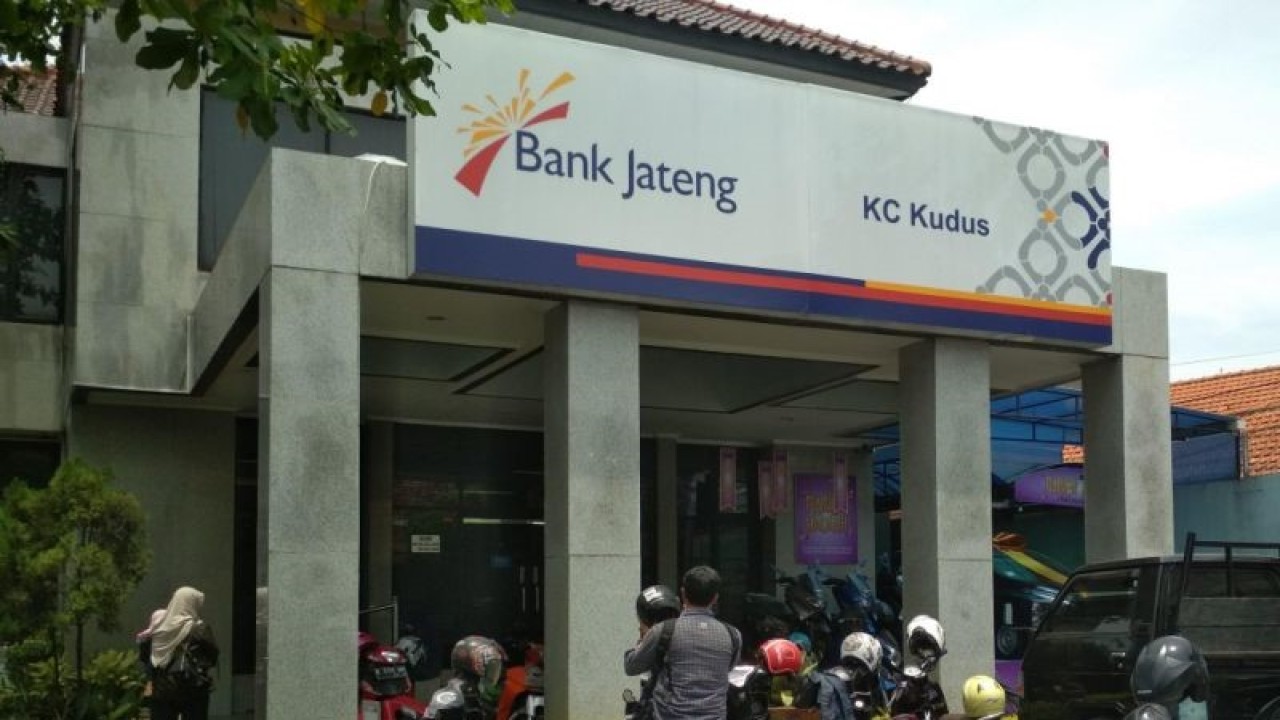 Kantor Bank Jateng Cabang Kudus, Jawa Tengah.(ANTARA/Akhmad Nazaruddin Lathif)
