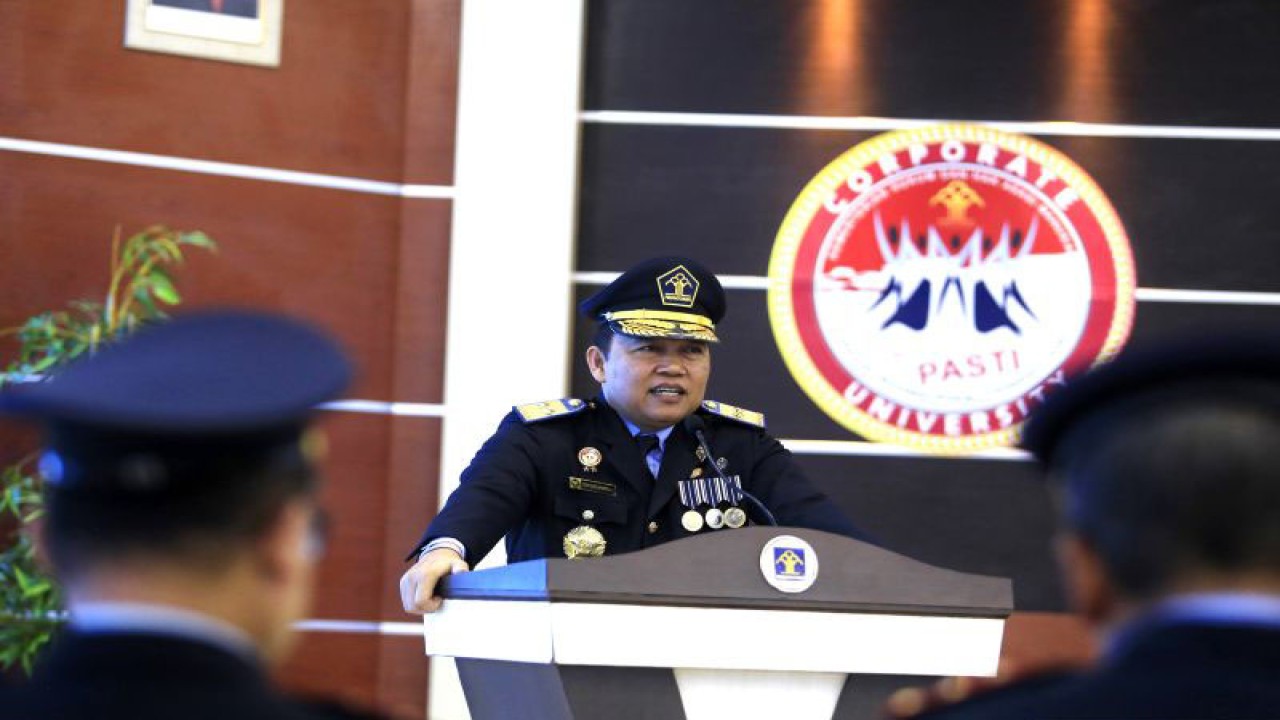 Kepala Kantor Wilayah (Kanwil) Kementerian Hukum dan HAM (Kemenkumham) Provinsi Gorontalo, Heni Susila Wardoyo memberikan sambutan pada peringatan Hari Bakti Pemasyarakatan ke-59 di Kabupaten Bone Bolango, Gorontalo, Selasa (2/5/2023). ANTARA/Adiwinata Solihin
