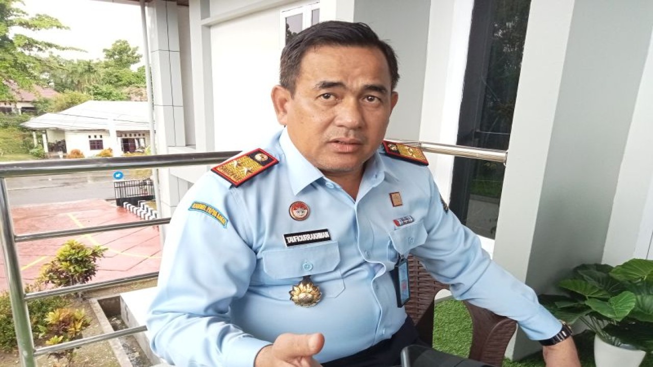 Kepala Kanwil Kemenkumham Provinsi Papua Barat Taufiqurrakhman saat diwawancara di Manokwari, Kamis. ANTARA/Fransiskus Salu Weking.