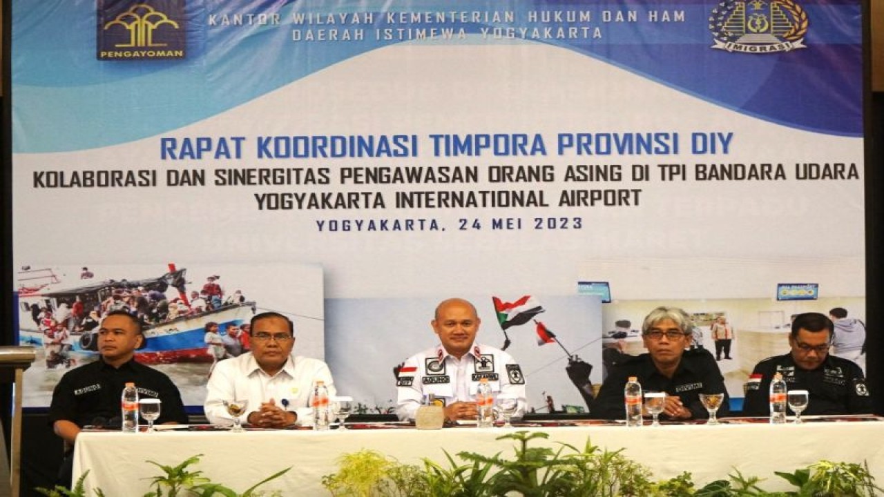 Kepala Kanwil Kemenkumham DIY Agung Rektono Seto (tengah) memimpin Rapat Koordinasi Tim Pengawasan Orang Asing (Timpora) Provinsi DIY pada Rabu (24/5/2023). ANTARA/HO/Kemenkumham DIY.