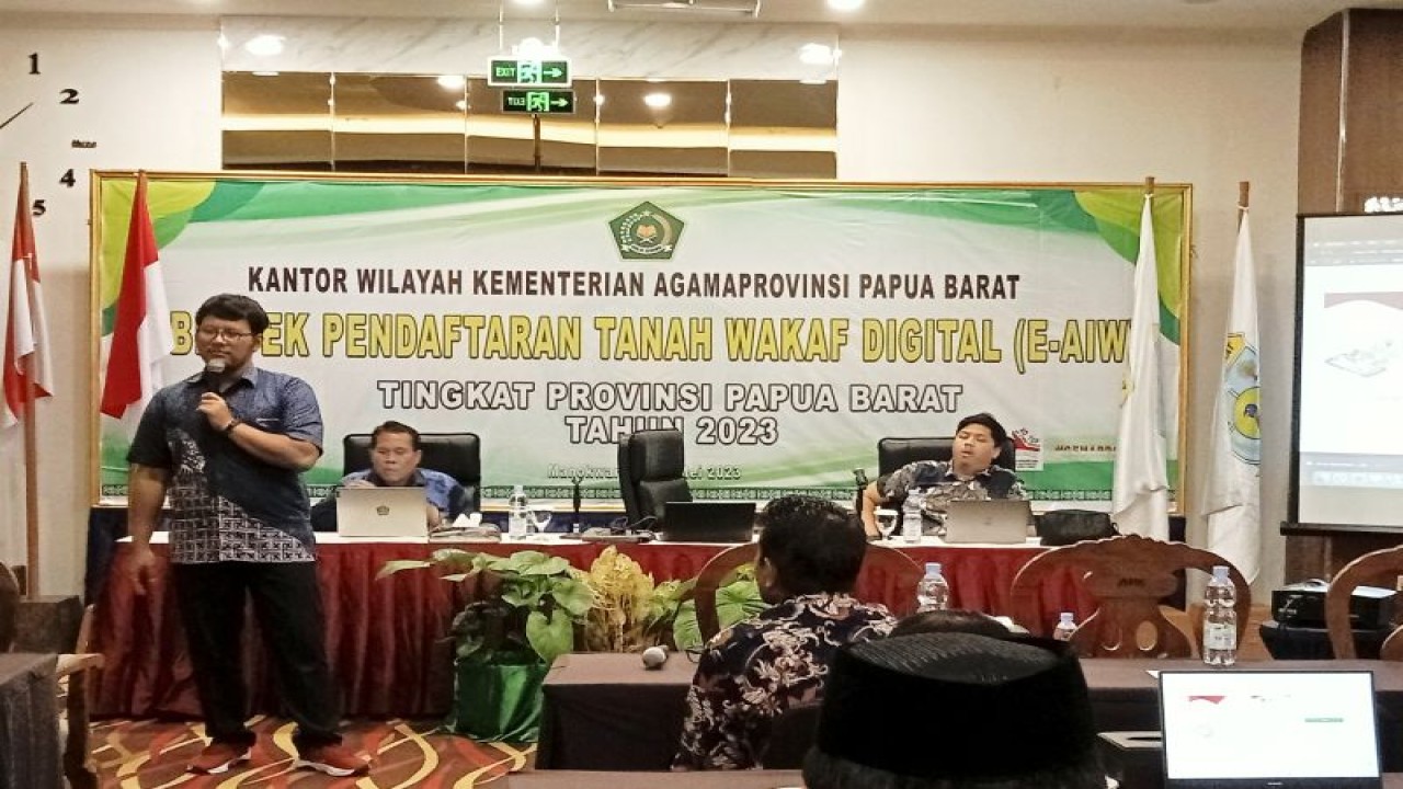 Kanwil Kemenag Papua Barat menggelar bimbingan teknis pendaftaran tanah wakaf melalui aplikasi di Manokwari, Senin. (ANTARA/Fransiskus Salu Weking)