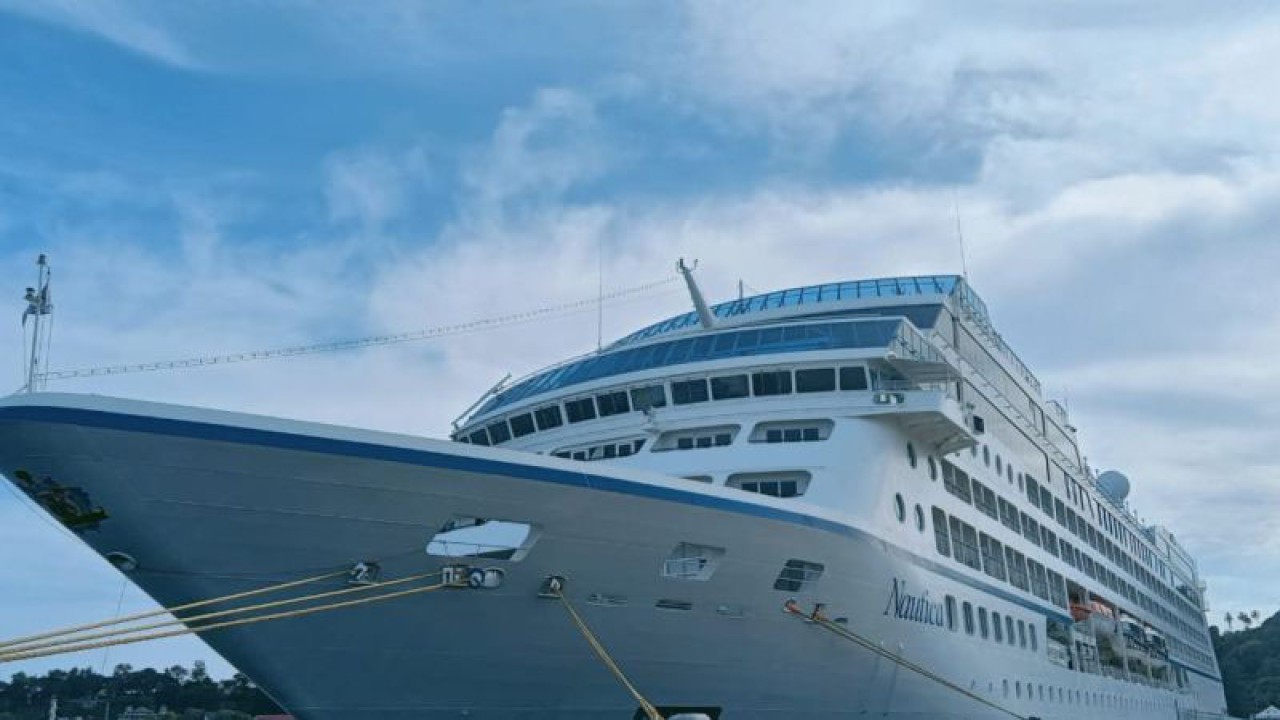 Kapal pesiar MS Nautica bersandar di di Dermaga CT-3 BPKS, Kota Sabang, Senin (15/5/2023). (ANTARA/Arwella Zulhijjah Sari)