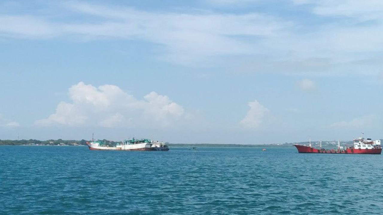 Arsip foto - Sejumlah kapal berlayar di kawasan perairan Selat Badung diamati dari Pelabuhan Benoa di Denpasar, Bali, Rabu (10/5/2023) ANTARA/Dewa Ketut Sudiarta Wiguna