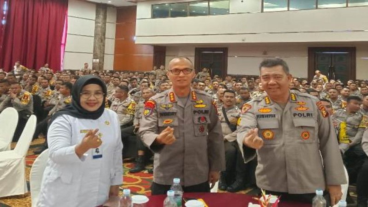 Kepala Perwakilan BKKBN Provinsi Riau Mardalena Wati Yulia dalam apel akbar 650 Bhabinkamtibmas di Pekanbaru, dipimpin Kapolda Riau Irjen Pol Mohammad Iqbal, didampingi Wakapolda Riau Brigjen Pol Kasihan Rahmadi. Antara/HO-Humas BKKBN Riau.