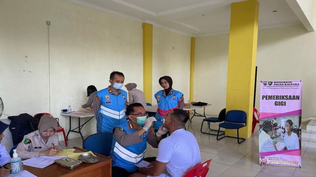 Tim seleksi penerimaan anggota Polri melakukan pemeriksaan kesehatan terhadap salah seorang peserta seleksi di Polda Kaltara pada 3 Mei 2023 di Tanjung Selor, Bulungan. (Muh. Arfan)