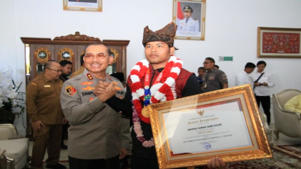 Kapolda Sumbar Irjen Pol Suharyono (kiri) bersama Bripda Rian Desta peraih medali emas SEA Games dari cabang olahraga gulat. (ANTARA/HO Polda Sumbar)