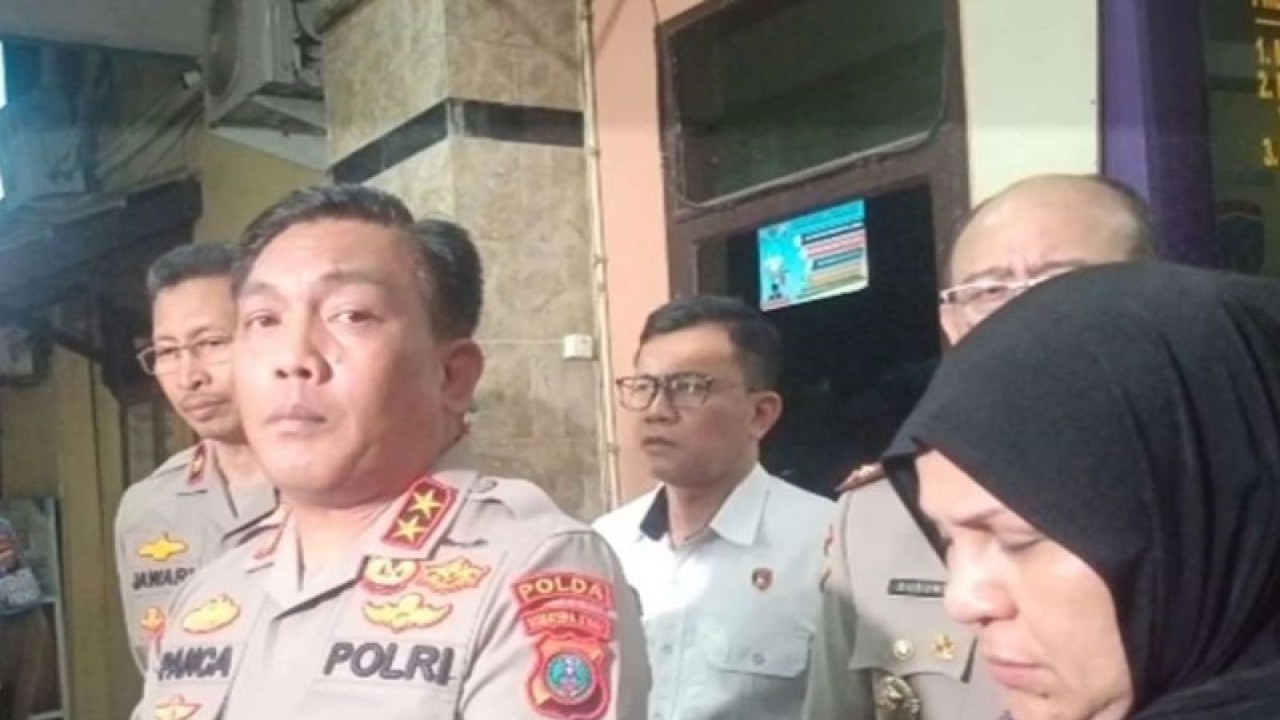 Kapolda Sumut Irjen Pol RZ Panca Putra Simanjuntak (nomor 1 dari kiri) saat memberikan keterangan PTDH terhadap AKBP Achiruddin Hasibuan. (ANTARA/HO-Istimewa).