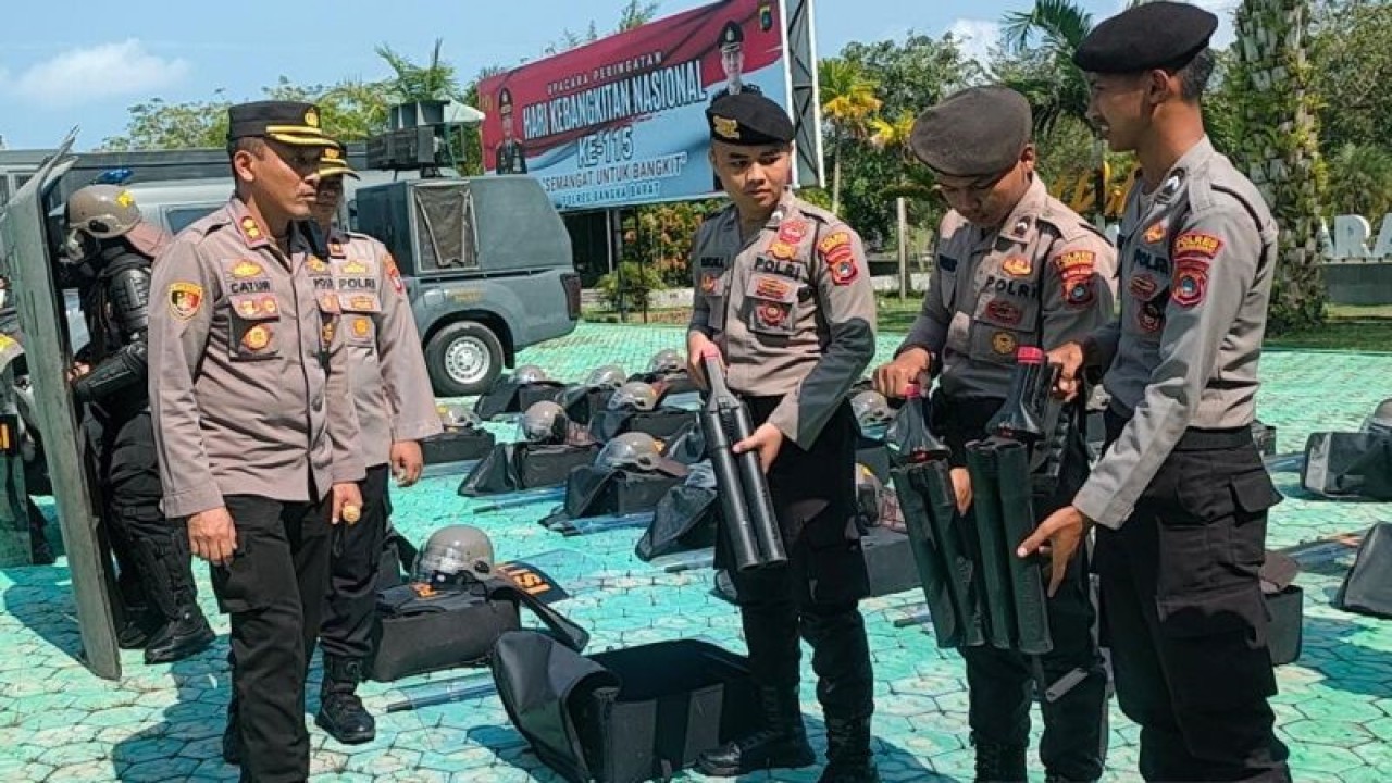 Dokumen - Kapolres Bangka Barat AKBP Catur Prasetiyo memeriksa kelengkapan pendukung pengamanan Pemilu 2024. (ANTARA/Donatus Dasapurna)