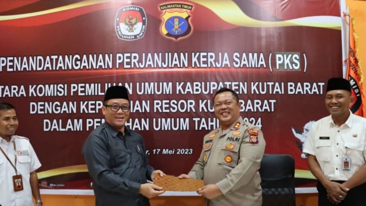 Ketua KPU Kubar A Hanyek bersama Kapolres Kubar AKBP Heri Rusyaman usai penandatanganan kerja sama bertajuk Sinergitas Pelaksanaan Tugas dan Fungsi dalam Penyelenggaraan Pemilihan Umum dan Pemilihan Serentak Tahun 2024 di Wilayah Kabupaten Kutai Barat. ANTARA/HO-KPU Kubar