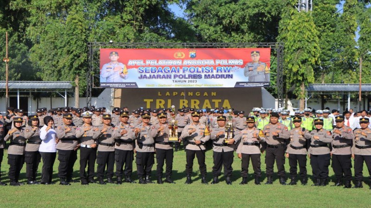 Kapolres Madiun AKBP Anton Prasetyo mengukuhkan sebanyak 349 personel jajarannya di Kepolisian Resor Madiun untuk menjadi anggota Polmas (Polisi Masyarakat) sebagai "Polisi RW" atau Polisi Rukun Warga di lapangan Tribrata Polres Madiun, Senin (15/5/2023). ANTARA/HO-Humas Polres Madiun