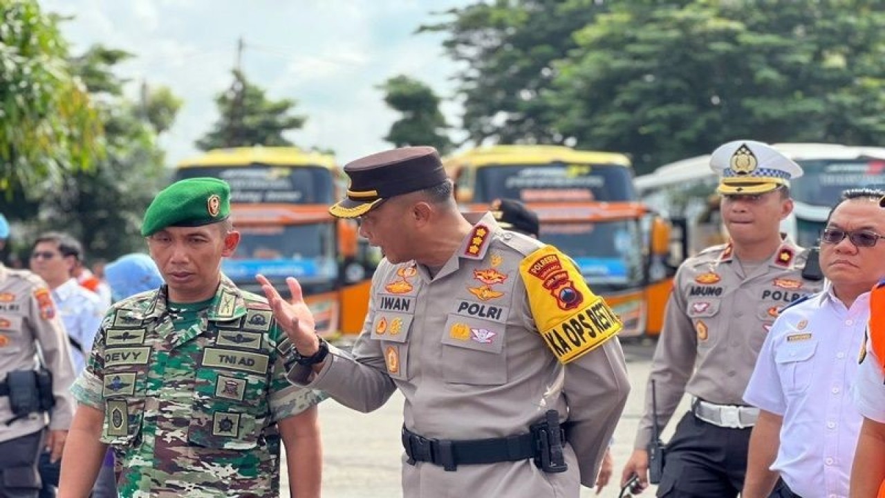 Kepala Polres Kota Surakarta Kombes Pol. Iwan Saktiadi (kanan) bersama Dandim 0735 Surakarta Letkol Inf. Devy Kristiono, (kiri) saat acara i pelepasan program balik gratis di Terminal Tirtonadi Solo. ANTARA/Bambang Dwi Marwoto.