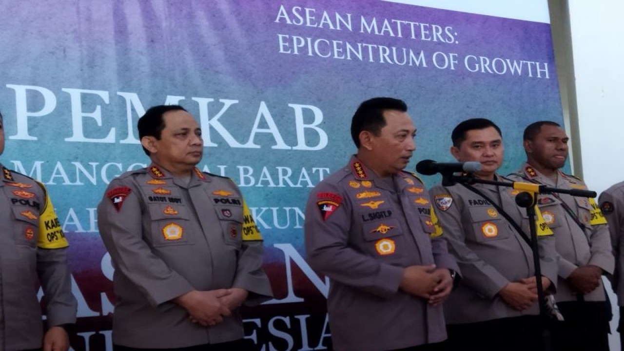 Kapolri Listyo Sigit Prabowo memberikan keterangan pers usai Tactical Floor Game (TFG) Operasi Komodo-2023 dalam rangka pengamanan KTT Ke-42 ASEAN di Aula Sekretariat Daerah Pemkab Manggarai Barat, Labuan Bajo, NTT, Kamis (4/5/2023). (ANTARA/Fransiska Mariana Nuka)