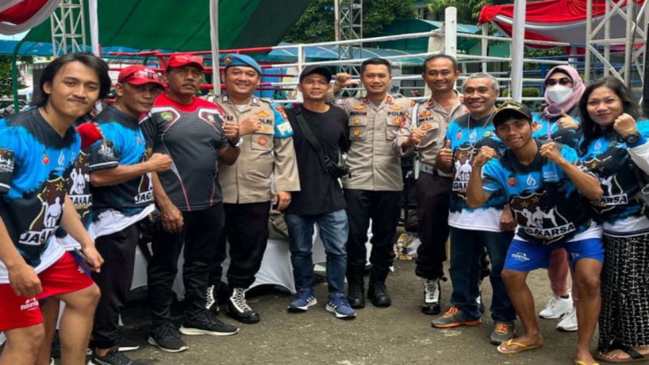 Kapolsek Jagakarsa Kompol Multazam Lisendra bersama para petinju muda, Jakarta, Selasa (30/5/2023). ANTARA/HO-Polsek Jagakarsa