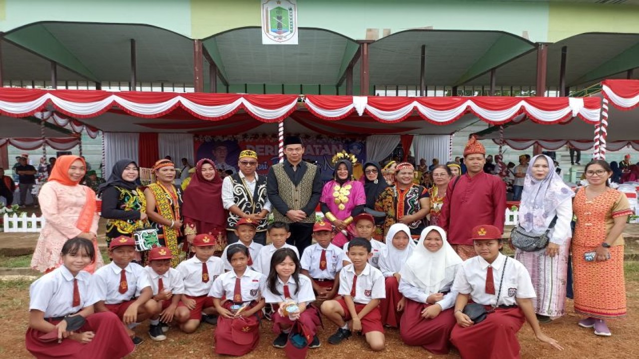 Bupati Kapuas Hulu Fransiskus Diaan didampingi Kepala Dinas Pendidikan dan Kebudayaan Petrus Kusnadi menyempatkan diri berfoto dengan sejumlah guru dan pelajar usai upacara peringatan Hari Pendidikan Nasional (Hardiknas) Tahun 2023, di Putussibau Kapuas Hulu Provinsi Kalimantan Barat, Selasa (2/5/2023). ANTARA (Teofilusianto Timotius)