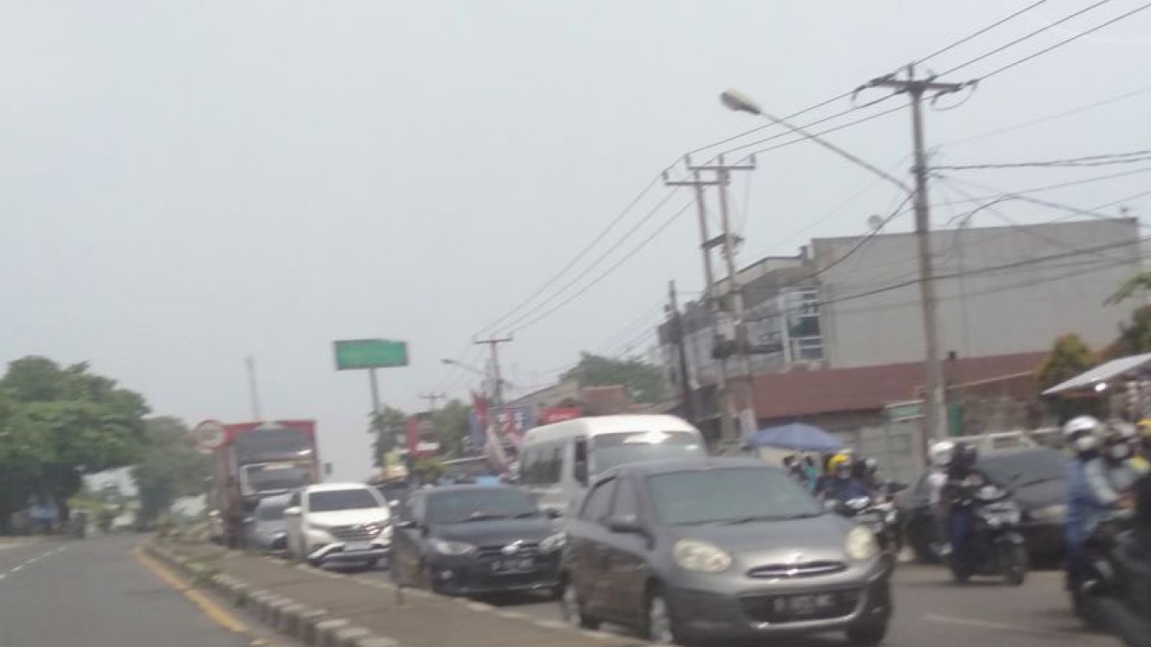 Suasana arus lalu lintas di jalan arteri Karawang, Senin (1/5/2023). ANTARA/Ali Khumaini