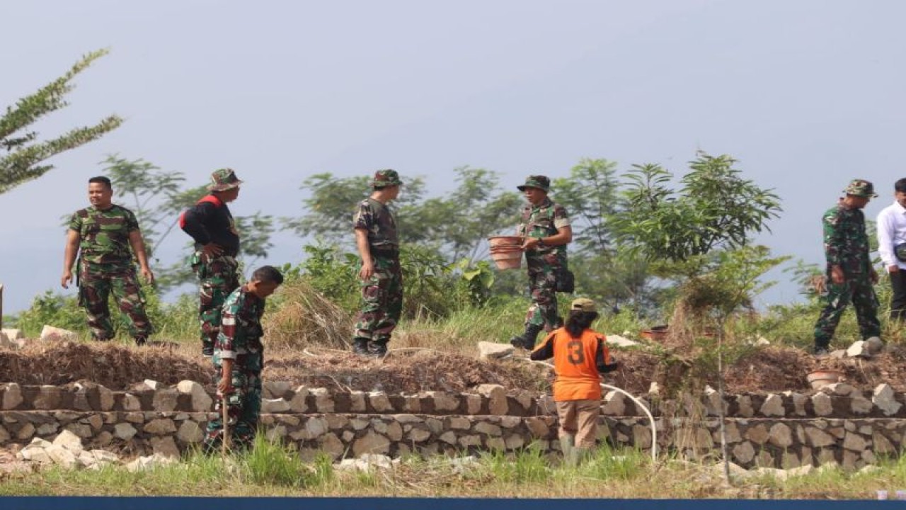 Anggota TNI Kodim 0620 Kabupaten Cirebon, saat melaksanakan Karya Bhakti di Cirebon, Jawa Barat, Rabu (24/5/2023). (ANTARA/Ho-Humas Pemkab Cirebon)
