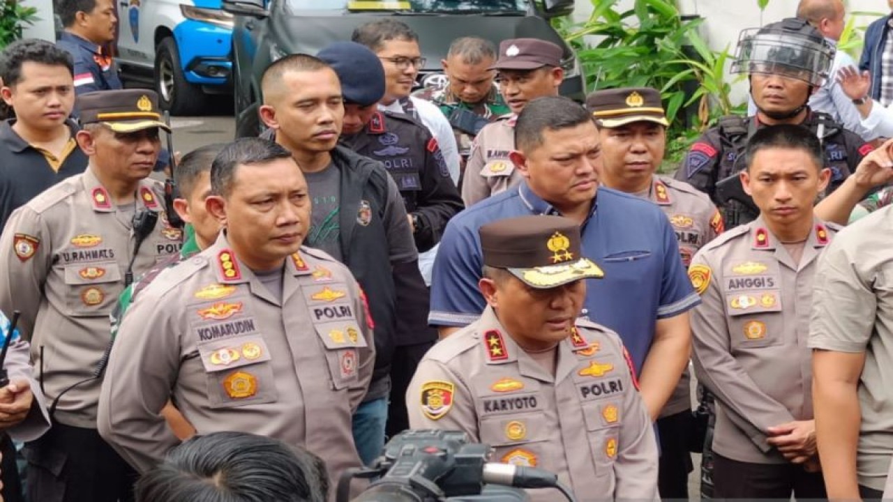 Kapolda Metro Jaya Irjen Pol Karyoto (depan) bersama jajarannya saat melakukan konferensi pers di depan Kantor MUI Pusat di Menteng, Jakarta Pusat, Selasa (2/5/2023). ANTARA/Ilham Kausar