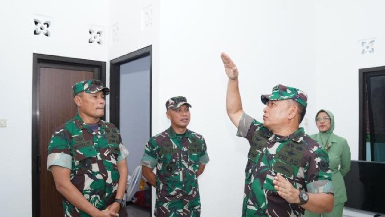 Kepala Staf TNI Angkatan Darat (Kasad) Jenderal TNI Dudung Abdurachman (dua kanan) mengecek pembangunan rumah dinas prajurit di Semarang, Jawa Tengah, Selasa (16/5/2023). ANTARA/HO-Dinas Penerangan TNI AD
