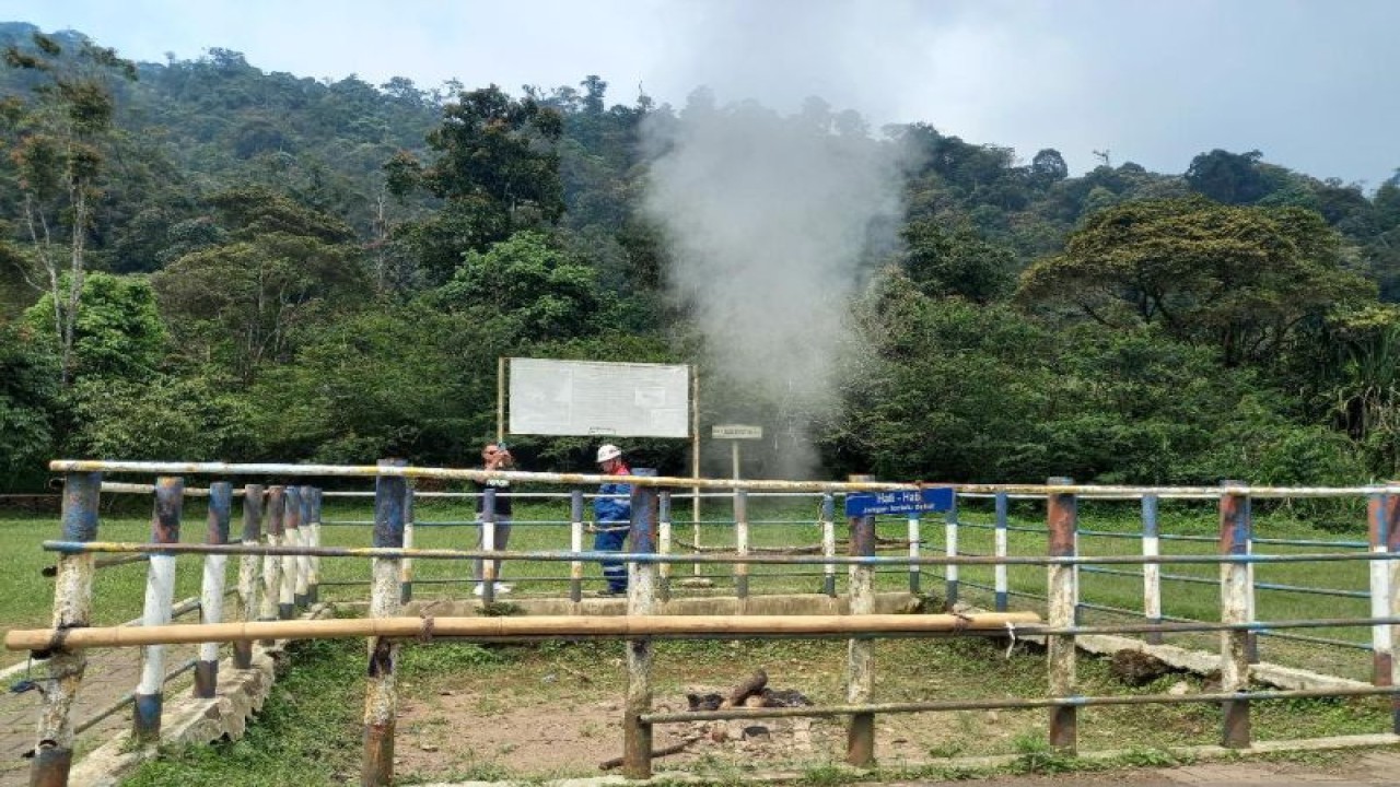 Kawah Kereta Api, sumur panas bumi yang dibor pada 1926 oleh pemerintahan kolonial Belanda masih aktif menyemburkan uap tanpa henti dengan tekanan yang cukup kuat pada Rabu (17/5/2023) di lokasi wisata Kawah Kamojang di Kabupaten Bandung, Jawa Barat. ANTARA/Faisal Yunianto.
