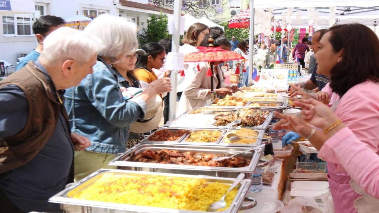 Pengunjung menghadiri acara kuliner tahunan Mercado Culinário Indonésio 2023 yang diadakan oleh KBRI Lisabon di Lisabon, Portugal, Minggu (27/5/2023). (ANTARA/HO-KBRI Lisabon)