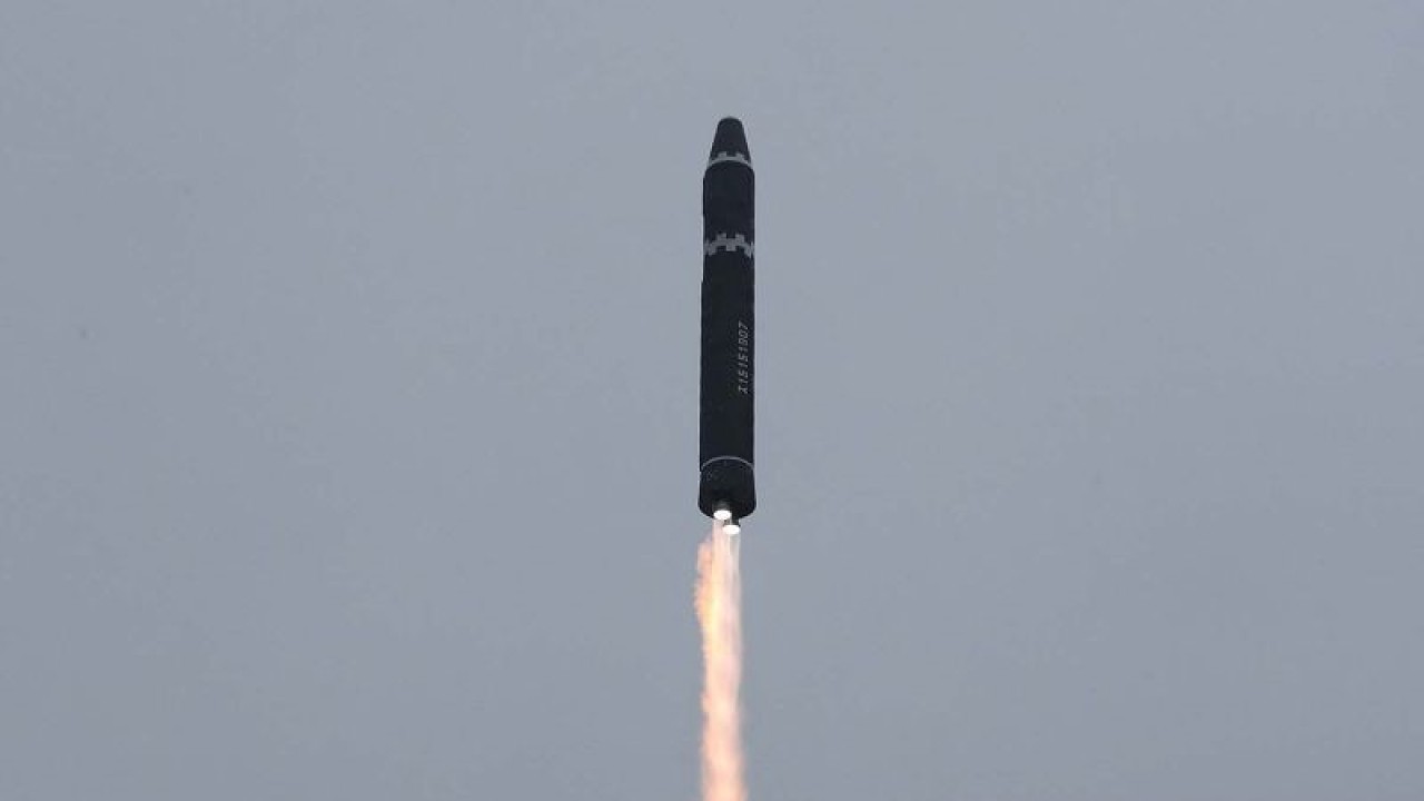 Arsip - Sebuah rudal balistik antarbenua (ICBM) Hwasong-15 diluncurkan di Bandara Internasional Pyongyang, di Pyongyang, Korea Utara (18/2/2023), dalam foto yang dirilis oleh Kantor Berita Pusat Korea (KCNA) Korut. ANTARA FOTO/KCNA via REUTERS/aww.