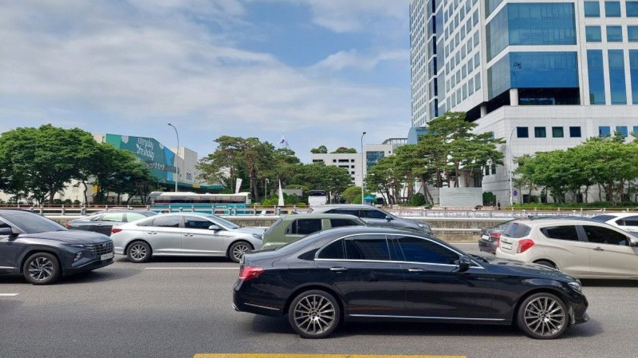 Aktivitas di wilayah Seocho-Gu, Seoul, Korea Selatan saat jam kerja berjalan seperti biasa setelah peringatan darurat dicabut, Rabu (31/5/2023). (ANTARA/Natisha Andarningtyas)