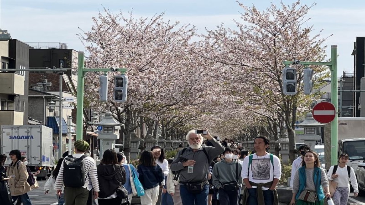 Wisatawan mulai ramai mendatangi daerah tujuan wisata di Jepang, seperti wisata religi Kamakura, Jepang, Rabu (5/4) (ANTARA/ Juwita Trisna Rahayu)