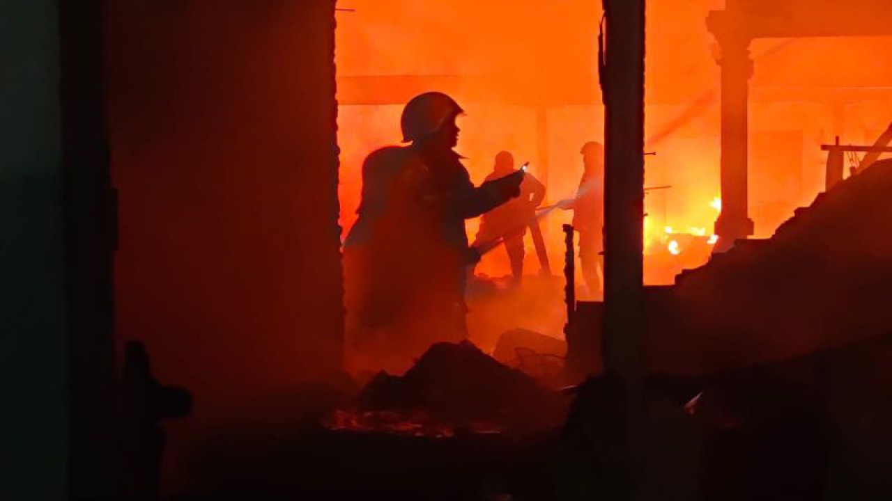 Sejumlah petugas pemadam memadamkan api yang melalap gudang perabotan dapur di Mataram, NTB, Selasa dinihari (22/5/2023). (ANTARA/HO-Polresta Mataram)