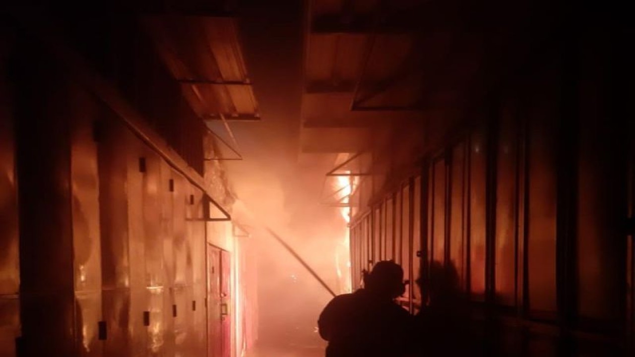 Tim pemadam kebakaran memadamkan api di Pasar Gringging, Kabupaten Kediri, Jawa Timur. ANTARA/ HO-Pemkab Kediri
