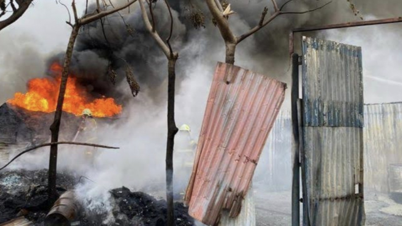 Kebakaran di lapang sampah Pluit