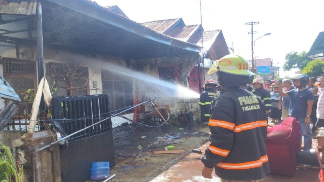 Petugas melakukan pemadaman pada kebakaran yang terjadi di Jalan Payakumbuh, Siteba, Kecamatam Nanggalo, Padang, Kamis (25/5). ANTARA/HO-DAMKAR